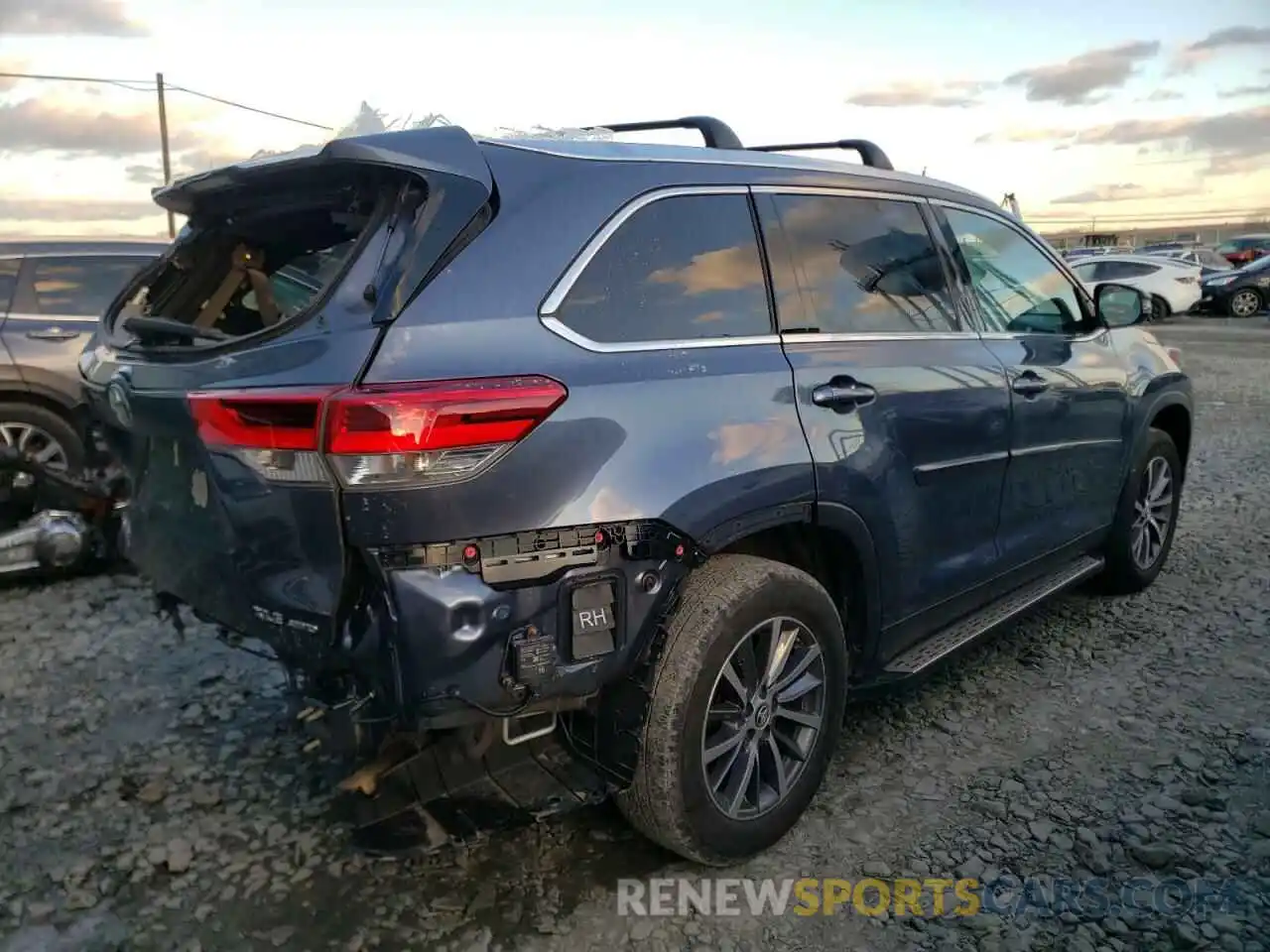 4 Photograph of a damaged car 5TDJZRFH4KS933122 TOYOTA HIGHLANDER 2019