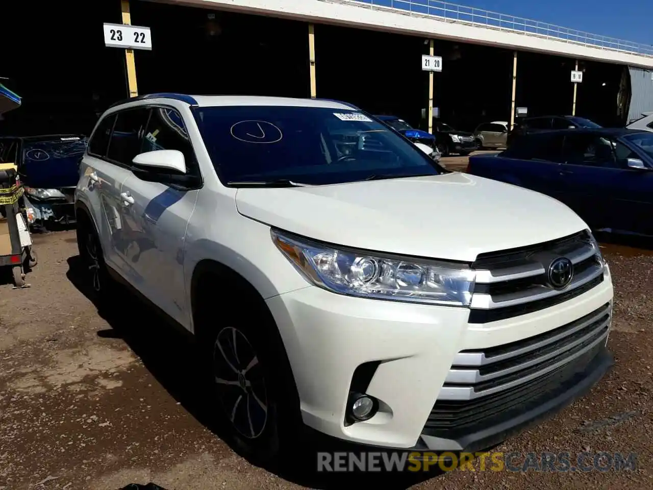 1 Photograph of a damaged car 5TDJZRFH4KS946551 TOYOTA HIGHLANDER 2019