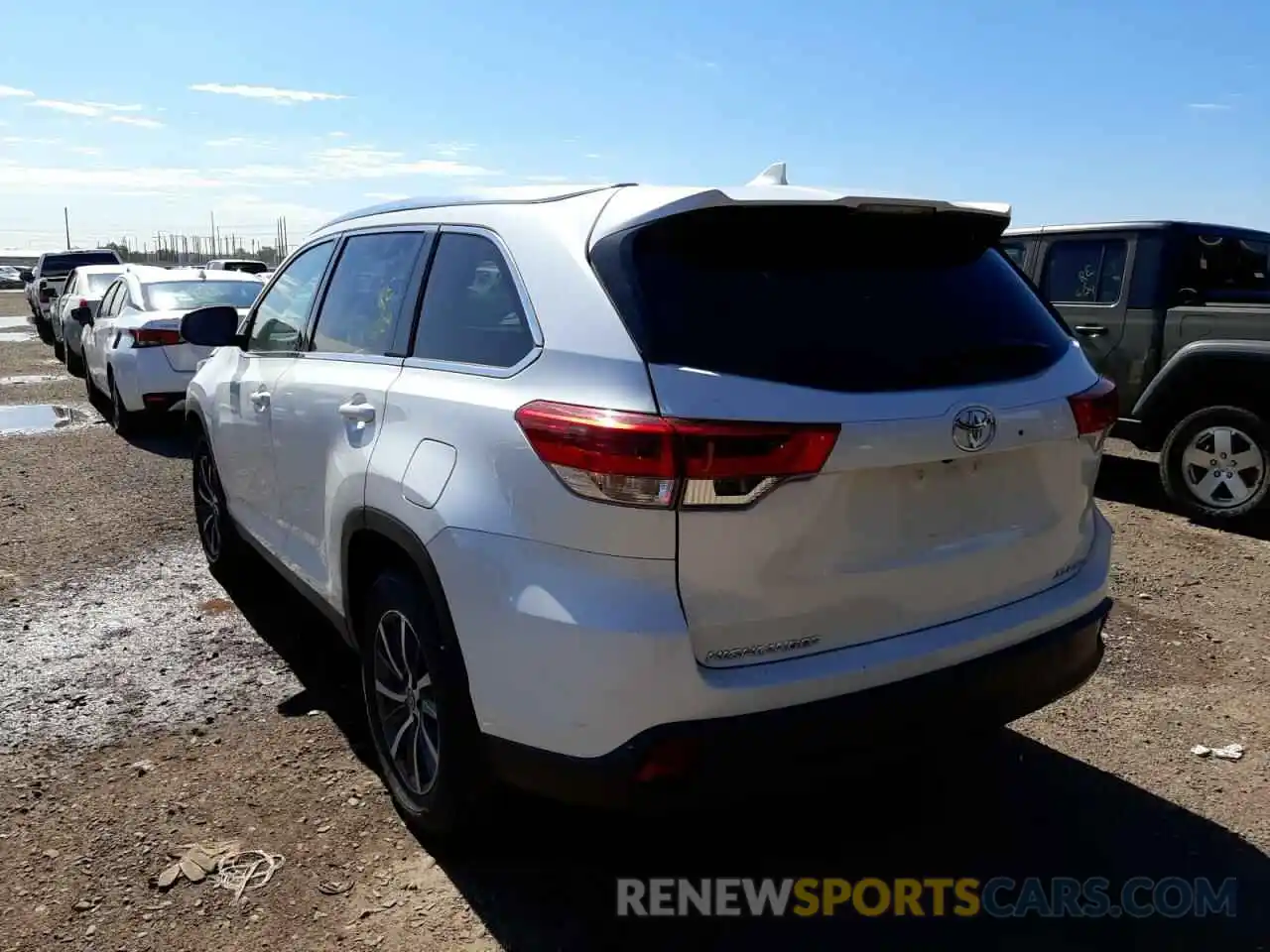 3 Photograph of a damaged car 5TDJZRFH4KS946551 TOYOTA HIGHLANDER 2019