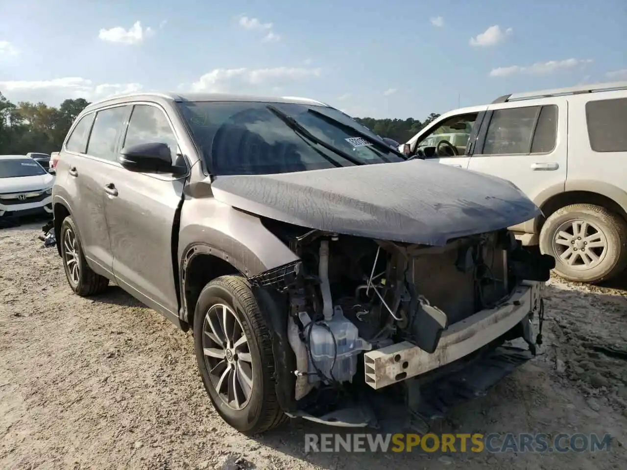 1 Photograph of a damaged car 5TDJZRFH4KS949143 TOYOTA HIGHLANDER 2019