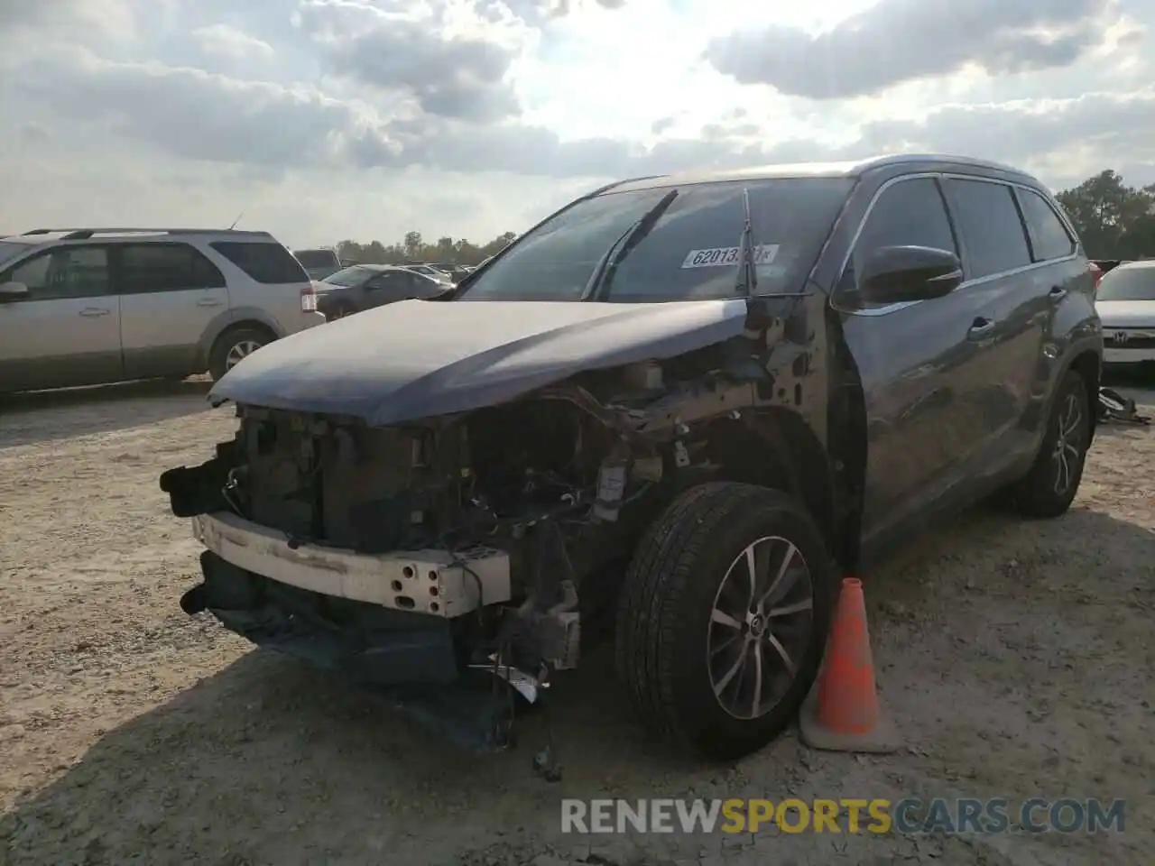 2 Photograph of a damaged car 5TDJZRFH4KS949143 TOYOTA HIGHLANDER 2019