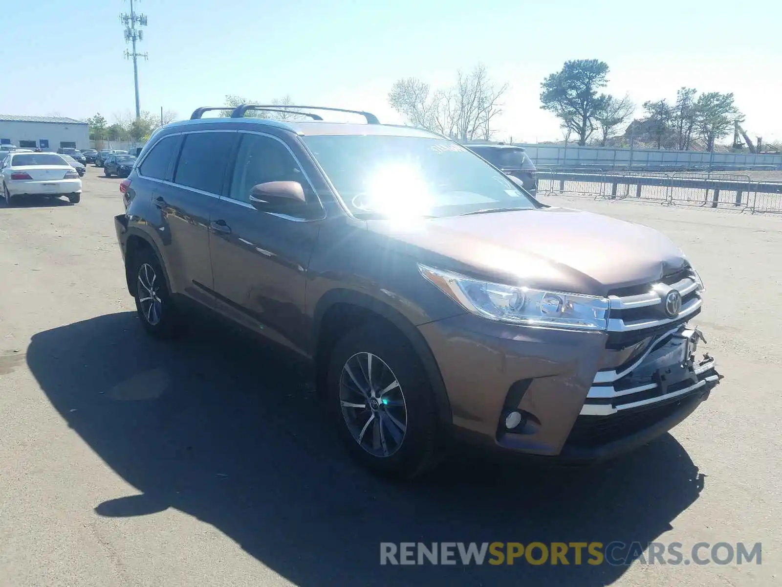 1 Photograph of a damaged car 5TDJZRFH4KS950079 TOYOTA HIGHLANDER 2019