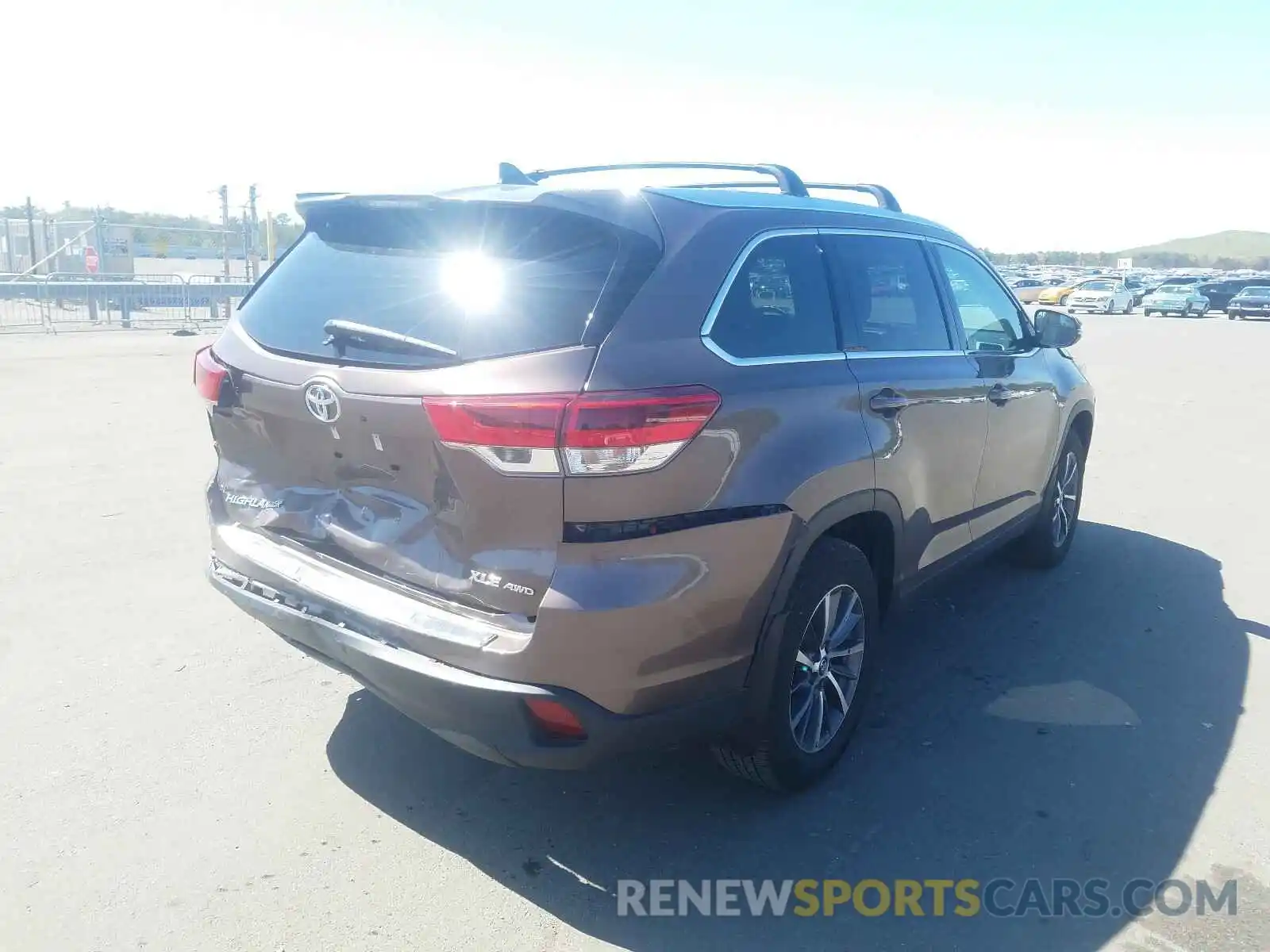 4 Photograph of a damaged car 5TDJZRFH4KS950079 TOYOTA HIGHLANDER 2019