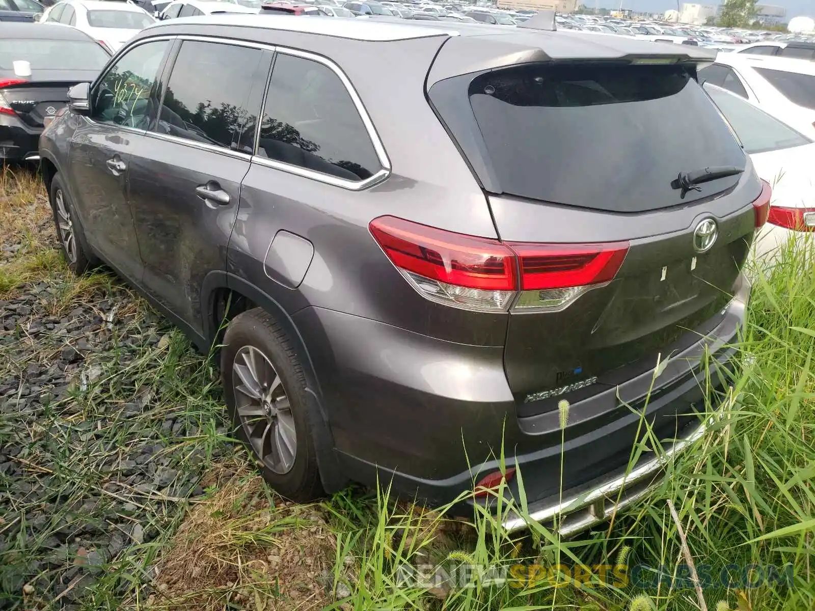 3 Photograph of a damaged car 5TDJZRFH4KS950695 TOYOTA HIGHLANDER 2019