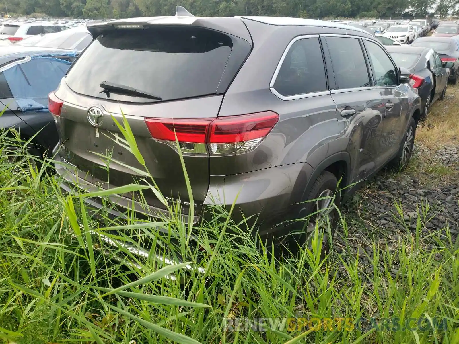 4 Photograph of a damaged car 5TDJZRFH4KS950695 TOYOTA HIGHLANDER 2019