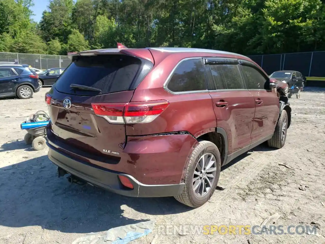 4 Photograph of a damaged car 5TDJZRFH4KS967870 TOYOTA HIGHLANDER 2019