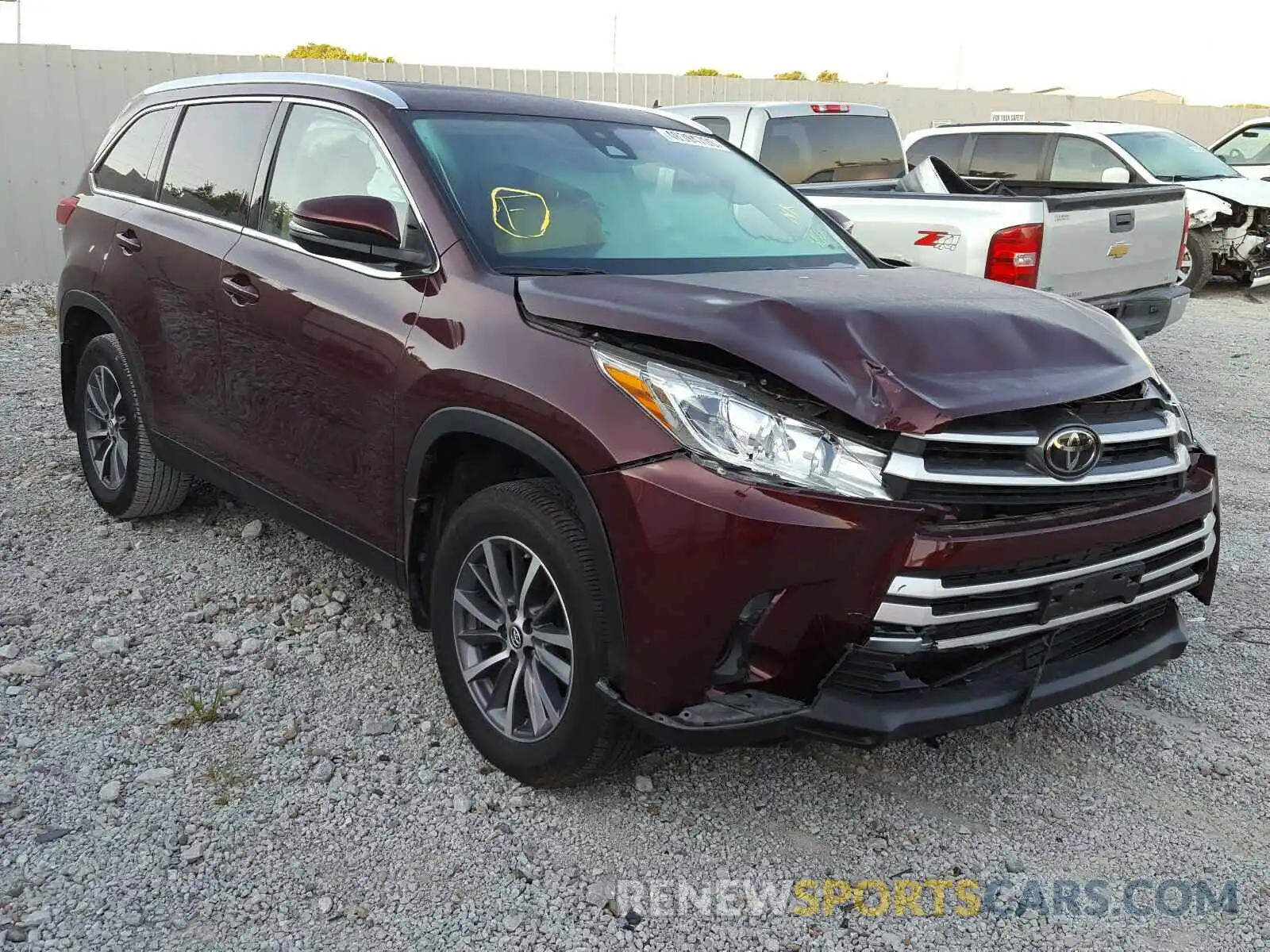 1 Photograph of a damaged car 5TDJZRFH4KS972566 TOYOTA HIGHLANDER 2019