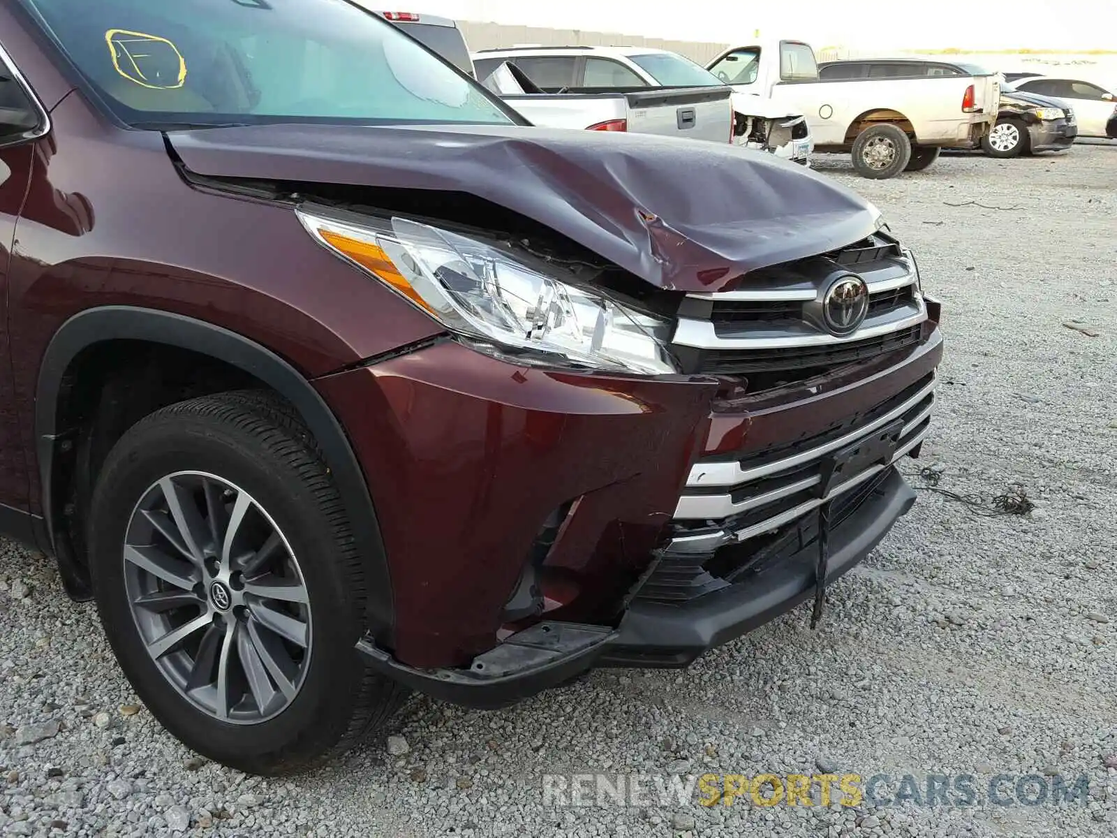 9 Photograph of a damaged car 5TDJZRFH4KS972566 TOYOTA HIGHLANDER 2019