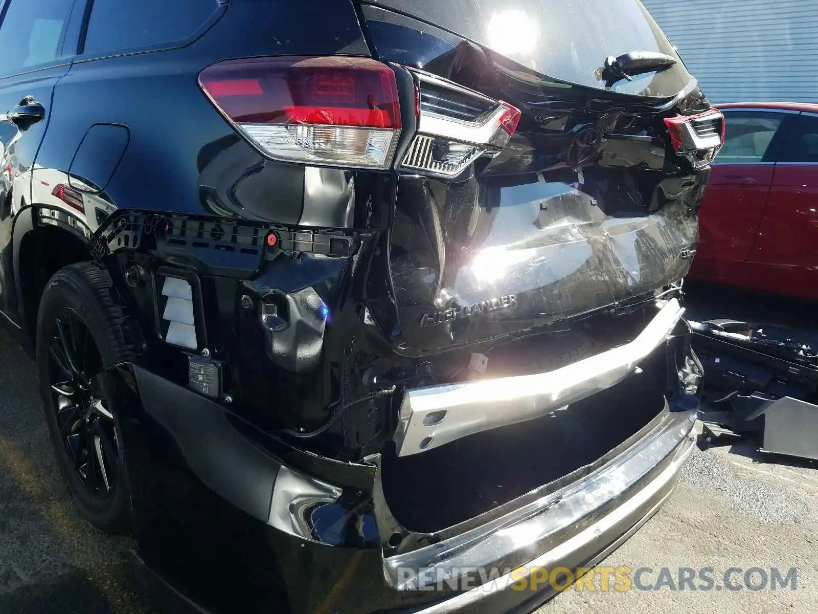 9 Photograph of a damaged car 5TDJZRFH4KS990601 TOYOTA HIGHLANDER 2019