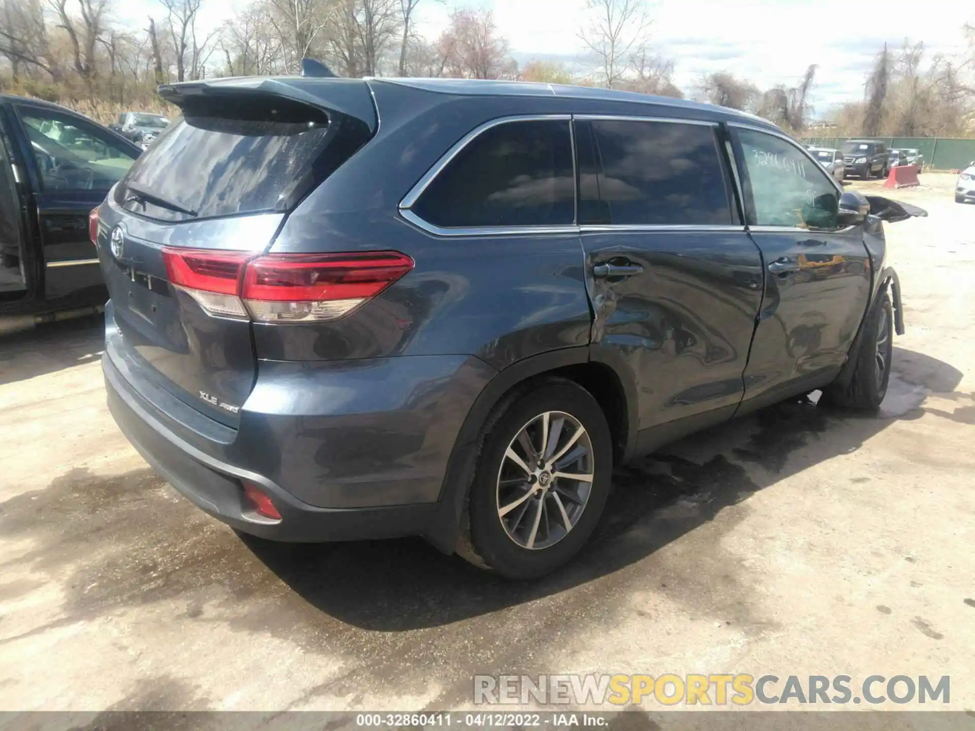 4 Photograph of a damaged car 5TDJZRFH4KS990985 TOYOTA HIGHLANDER 2019