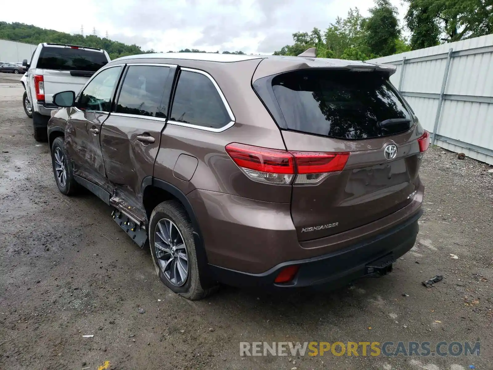 3 Photograph of a damaged car 5TDJZRFH4KS993076 TOYOTA HIGHLANDER 2019