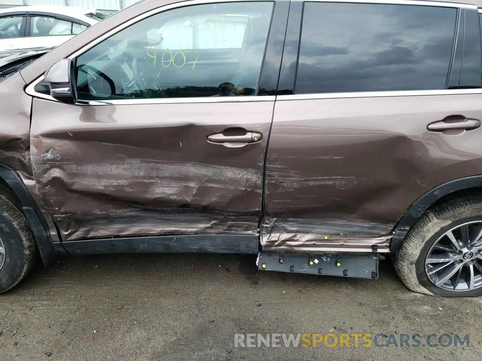 9 Photograph of a damaged car 5TDJZRFH4KS993076 TOYOTA HIGHLANDER 2019