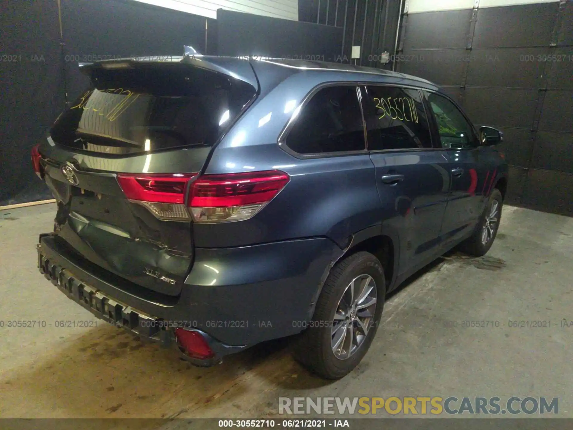 4 Photograph of a damaged car 5TDJZRFH4KS996544 TOYOTA HIGHLANDER 2019