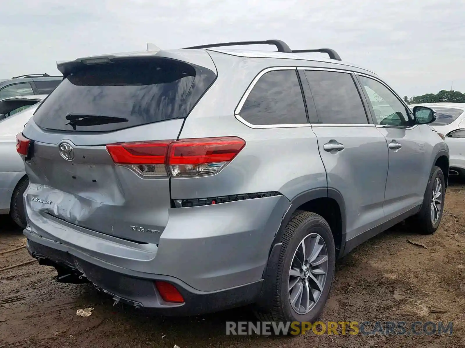 4 Photograph of a damaged car 5TDJZRFH5KS563069 TOYOTA HIGHLANDER 2019