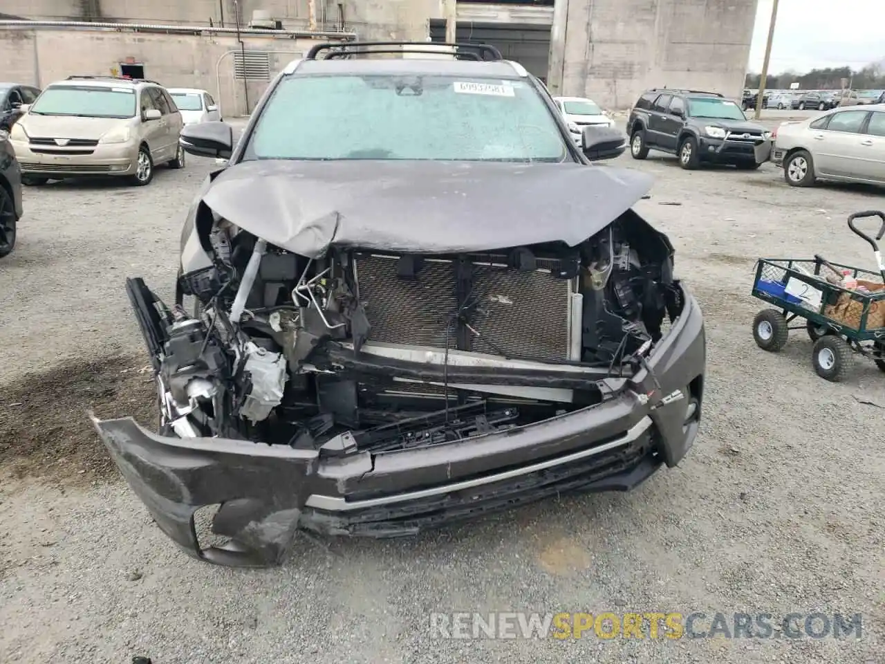 9 Photograph of a damaged car 5TDJZRFH5KS563959 TOYOTA HIGHLANDER 2019