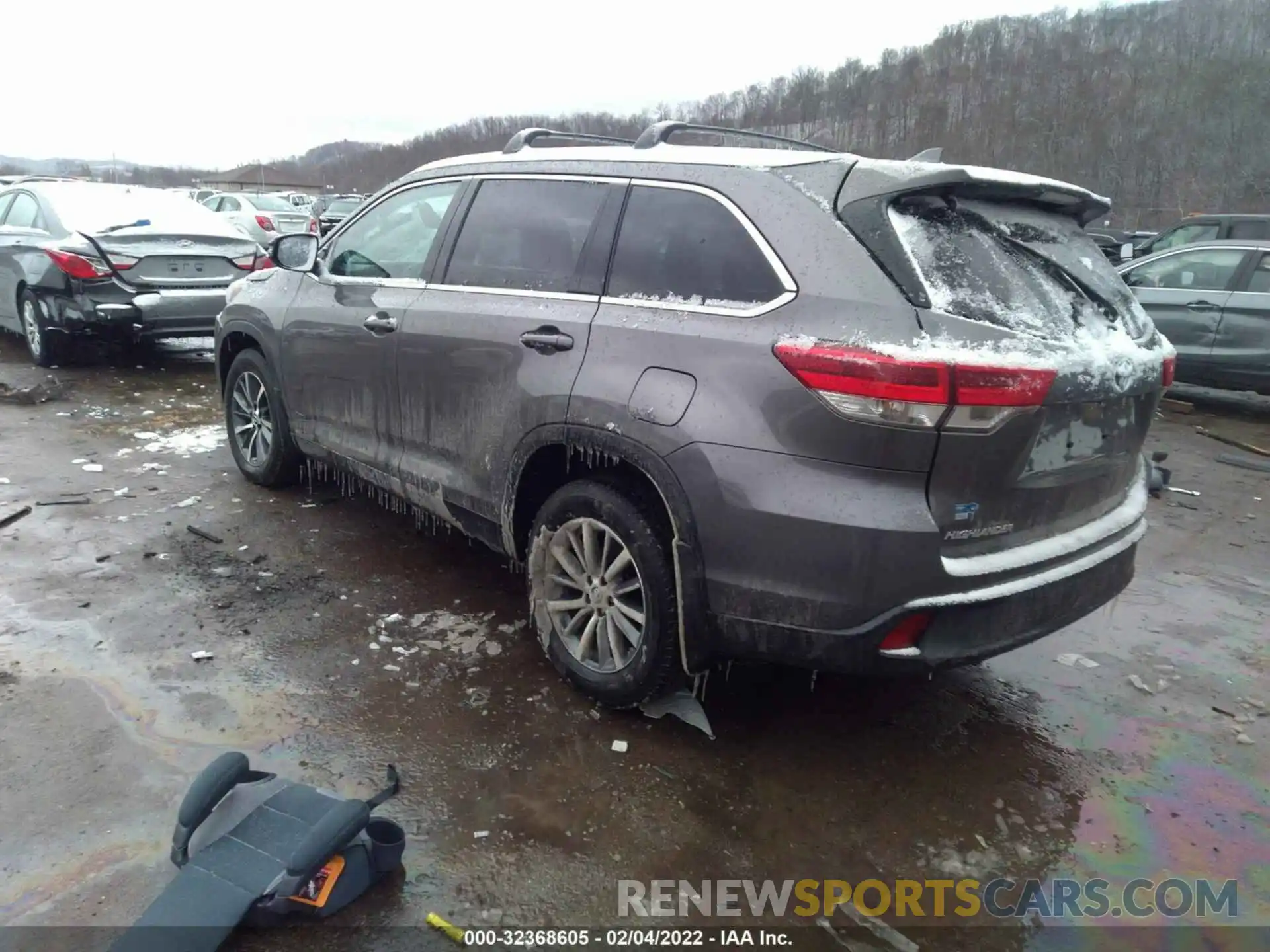 3 Photograph of a damaged car 5TDJZRFH5KS564903 TOYOTA HIGHLANDER 2019