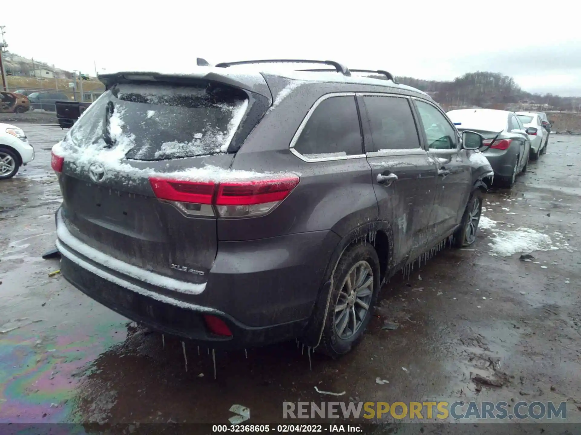 4 Photograph of a damaged car 5TDJZRFH5KS564903 TOYOTA HIGHLANDER 2019