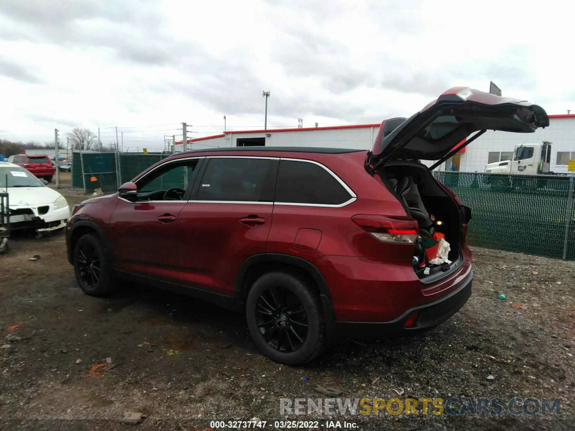 3 Photograph of a damaged car 5TDJZRFH5KS568630 TOYOTA HIGHLANDER 2019