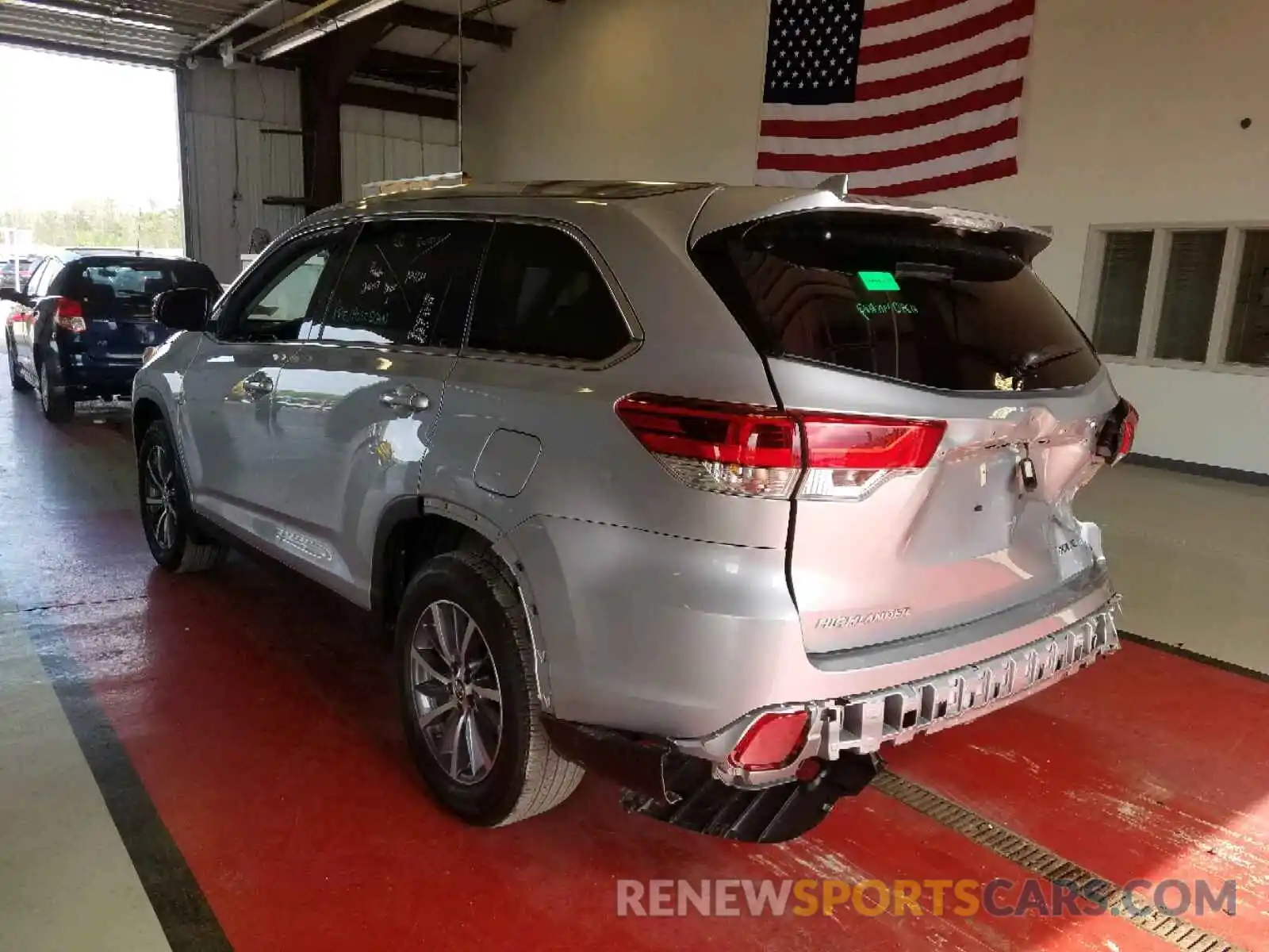 3 Photograph of a damaged car 5TDJZRFH5KS568756 TOYOTA HIGHLANDER 2019