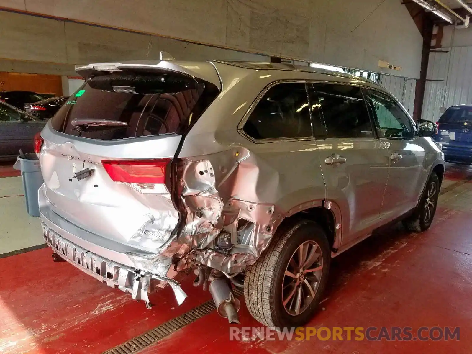 4 Photograph of a damaged car 5TDJZRFH5KS568756 TOYOTA HIGHLANDER 2019