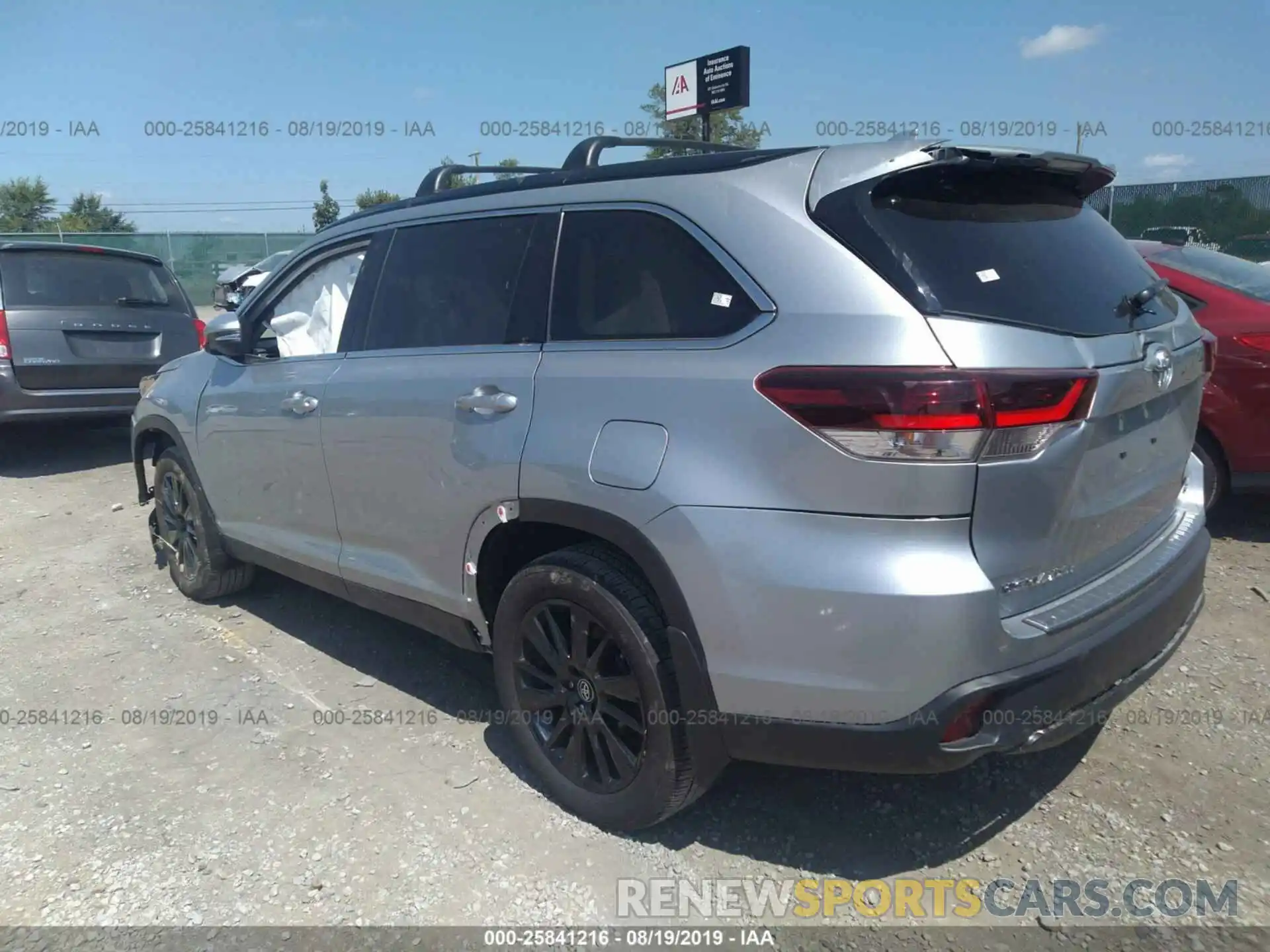 3 Photograph of a damaged car 5TDJZRFH5KS570376 TOYOTA HIGHLANDER 2019