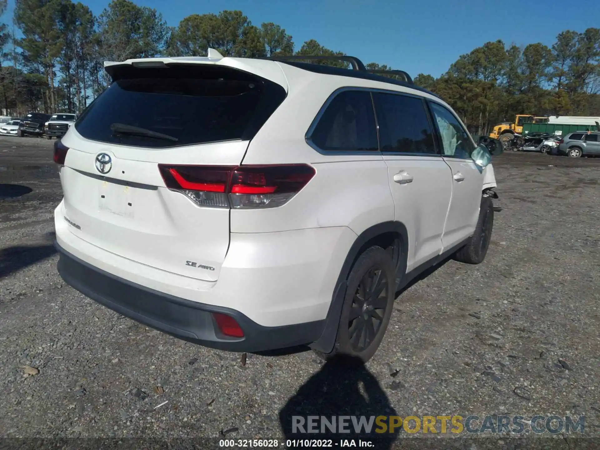 4 Photograph of a damaged car 5TDJZRFH5KS571009 TOYOTA HIGHLANDER 2019