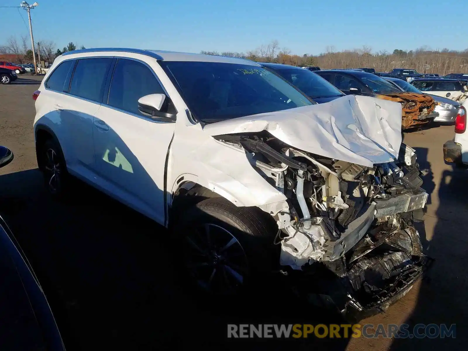 1 Photograph of a damaged car 5TDJZRFH5KS572175 TOYOTA HIGHLANDER 2019