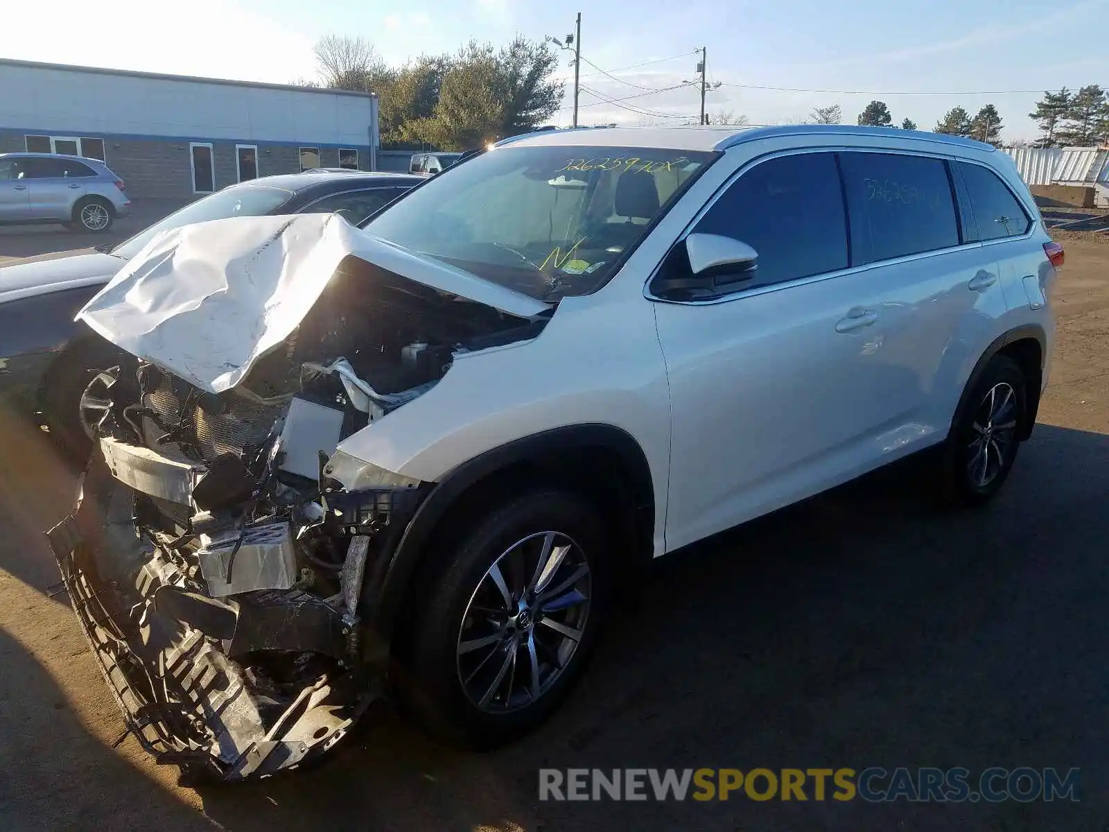 2 Photograph of a damaged car 5TDJZRFH5KS572175 TOYOTA HIGHLANDER 2019