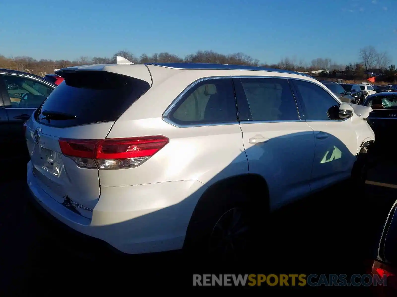 4 Photograph of a damaged car 5TDJZRFH5KS572175 TOYOTA HIGHLANDER 2019