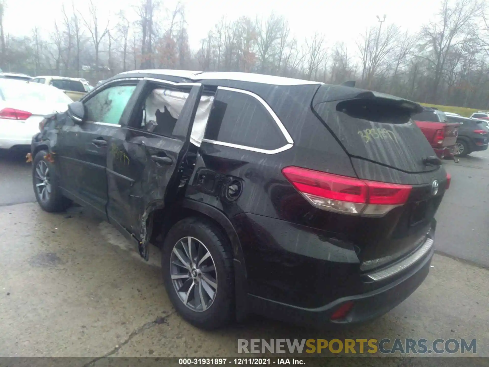 3 Photograph of a damaged car 5TDJZRFH5KS573097 TOYOTA HIGHLANDER 2019