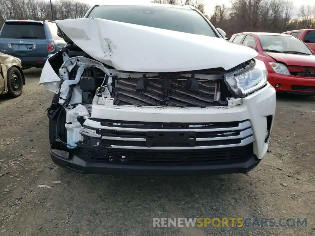 9 Photograph of a damaged car 5TDJZRFH5KS573522 TOYOTA HIGHLANDER 2019