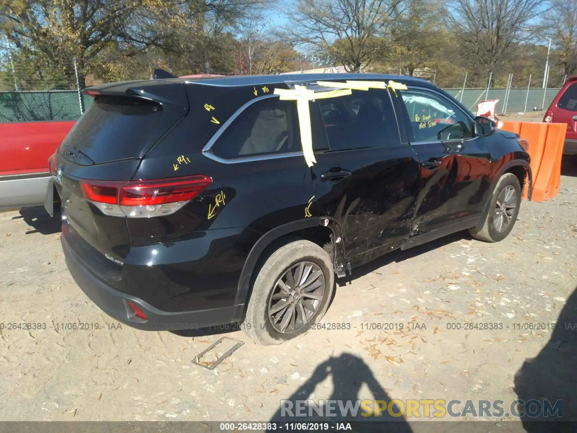 4 Photograph of a damaged car 5TDJZRFH5KS573603 TOYOTA HIGHLANDER 2019