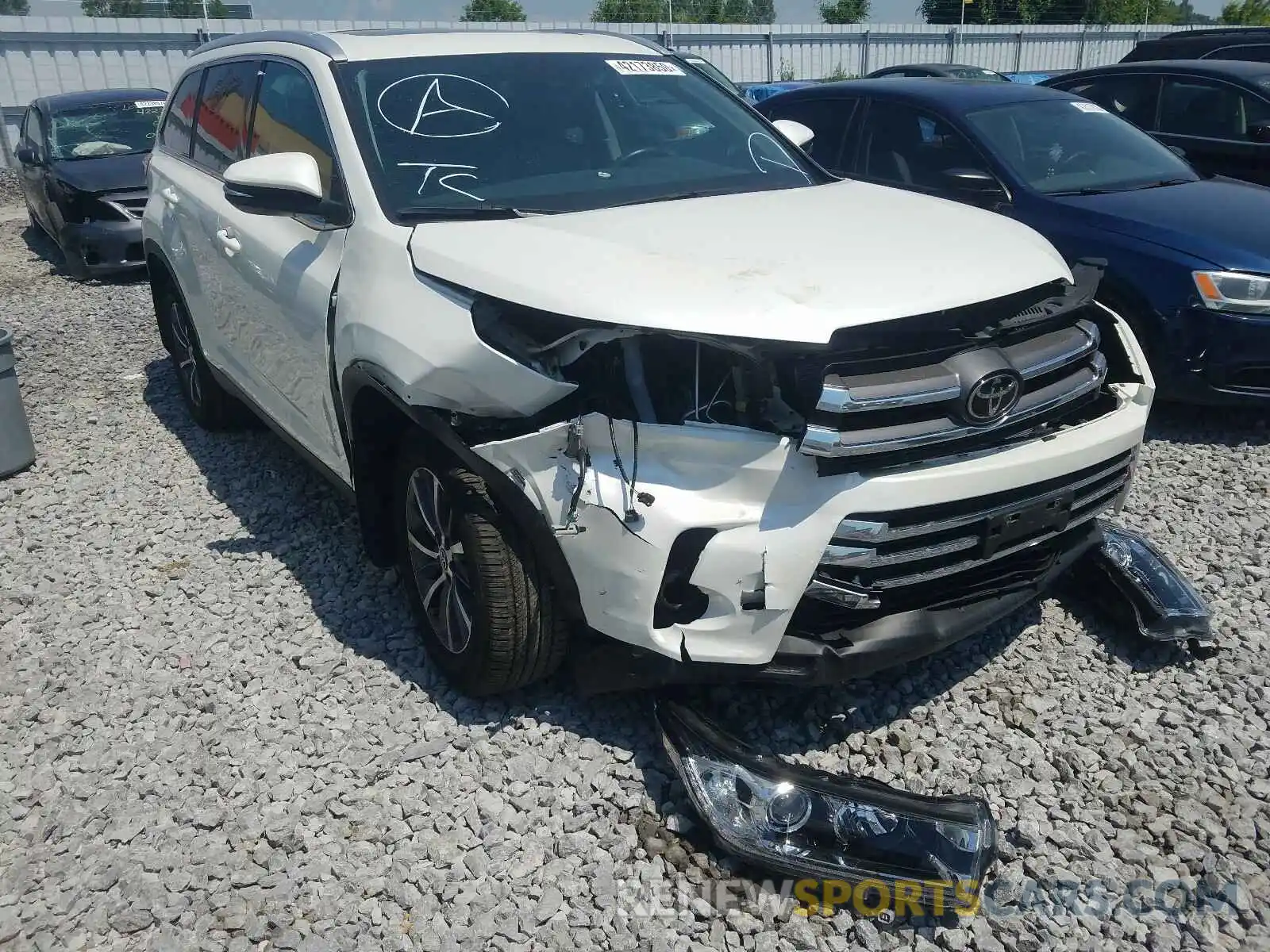 1 Photograph of a damaged car 5TDJZRFH5KS573746 TOYOTA HIGHLANDER 2019