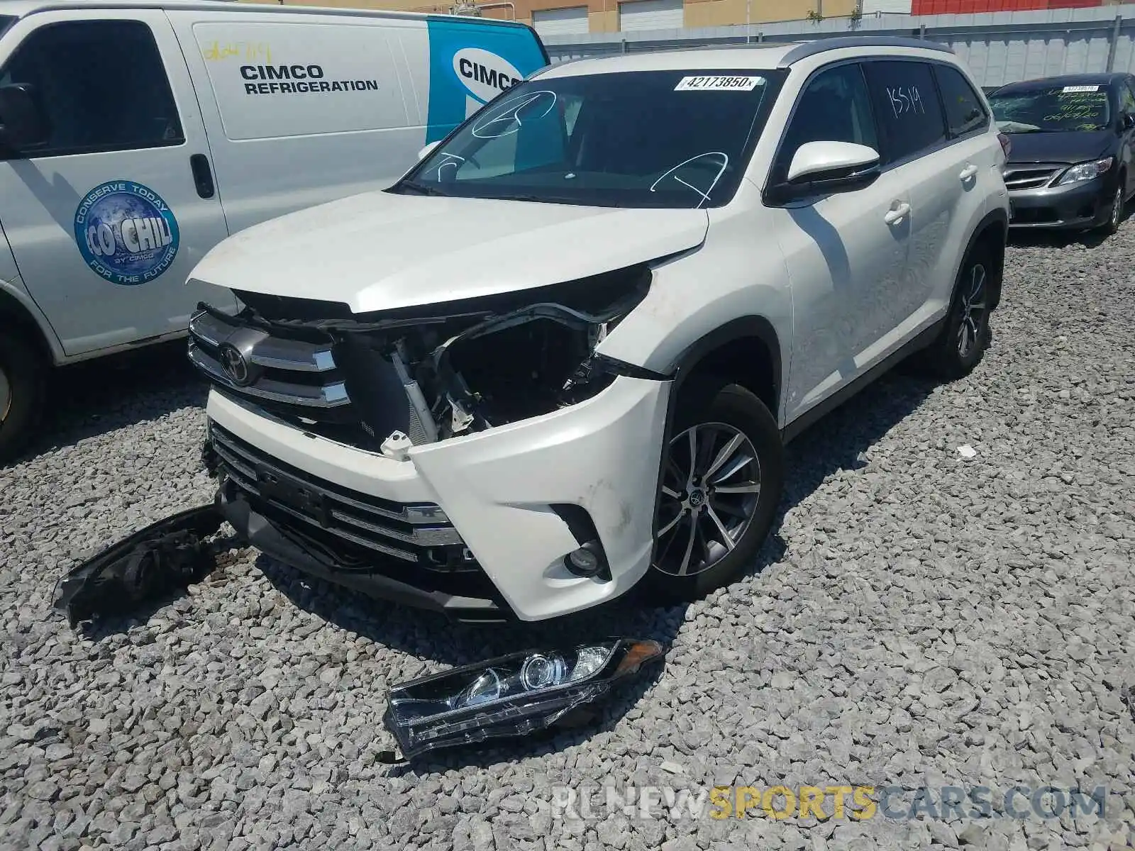 2 Photograph of a damaged car 5TDJZRFH5KS573746 TOYOTA HIGHLANDER 2019