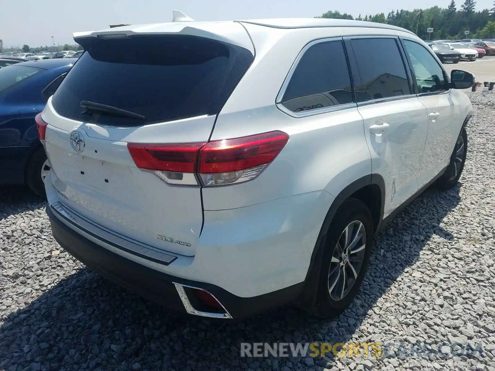 4 Photograph of a damaged car 5TDJZRFH5KS573746 TOYOTA HIGHLANDER 2019