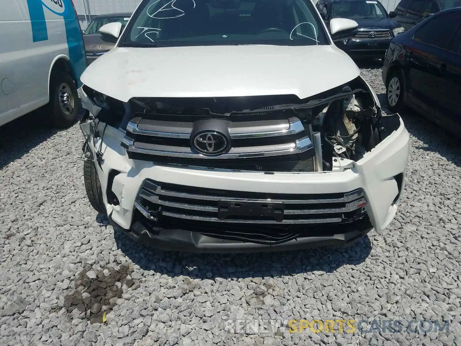 9 Photograph of a damaged car 5TDJZRFH5KS573746 TOYOTA HIGHLANDER 2019