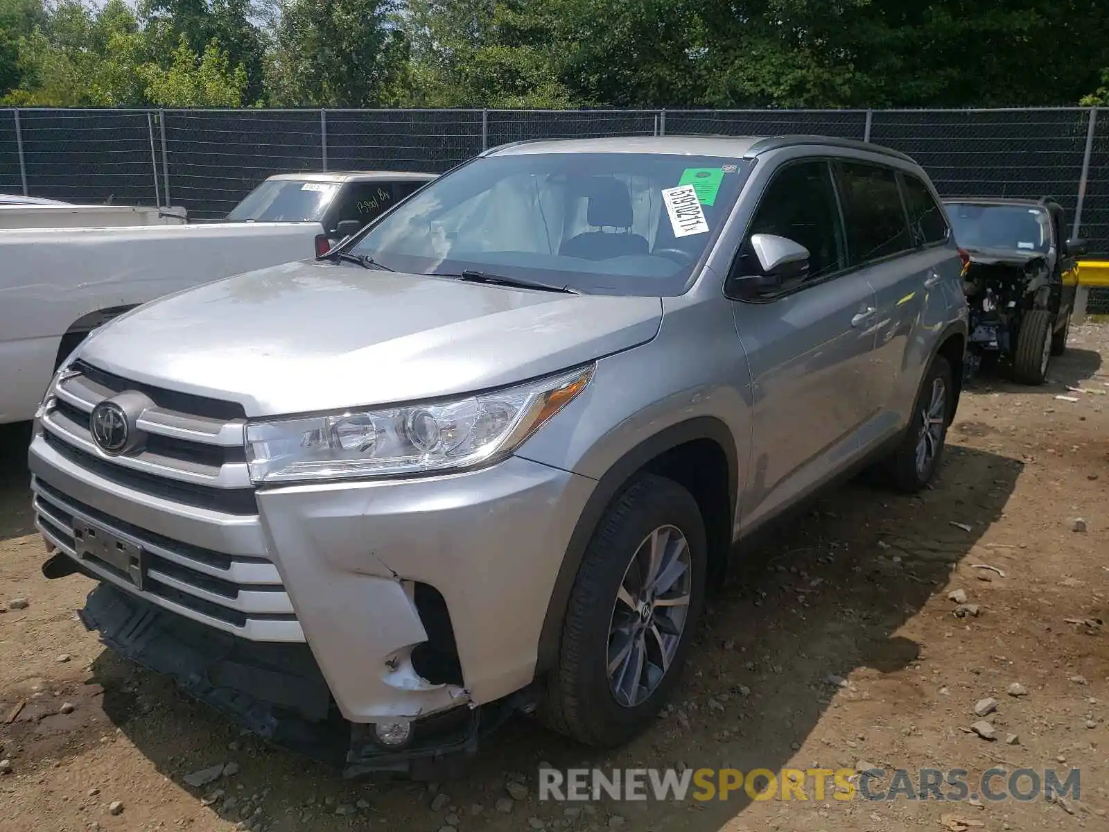 2 Photograph of a damaged car 5TDJZRFH5KS574671 TOYOTA HIGHLANDER 2019