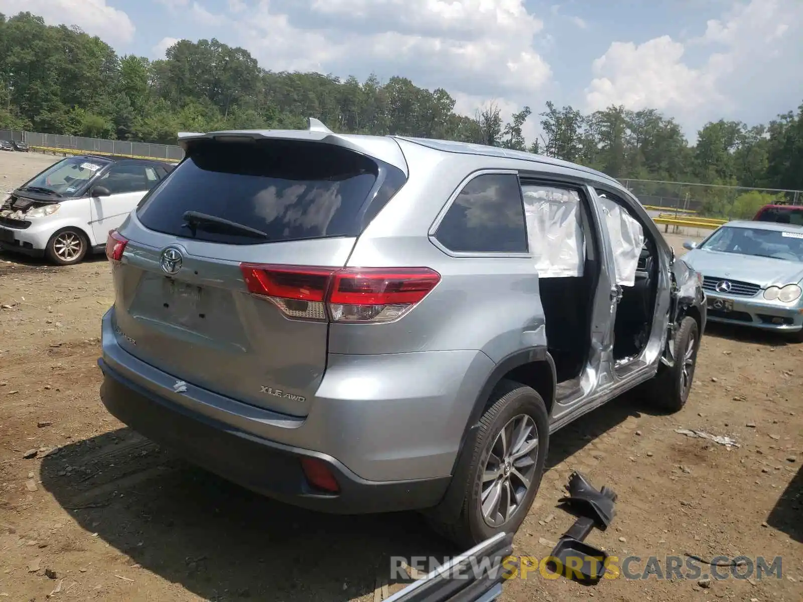 4 Photograph of a damaged car 5TDJZRFH5KS574671 TOYOTA HIGHLANDER 2019