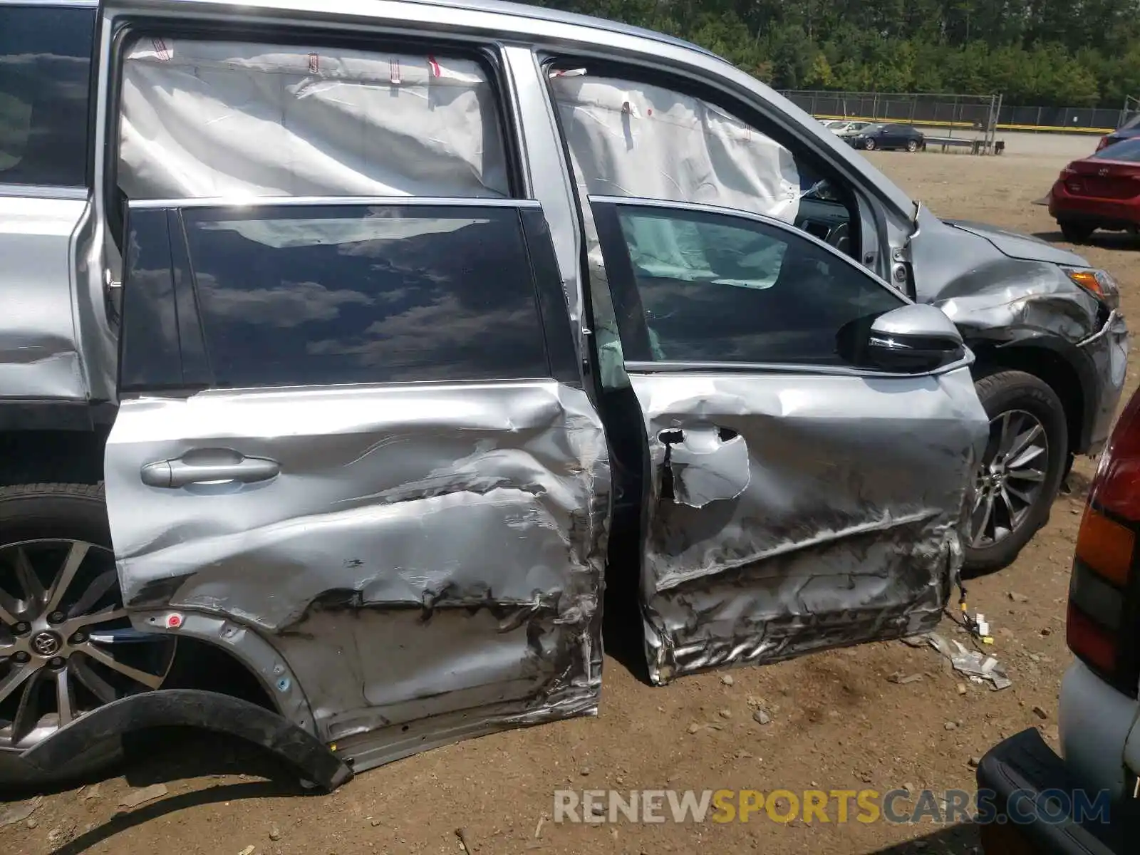 9 Photograph of a damaged car 5TDJZRFH5KS574671 TOYOTA HIGHLANDER 2019