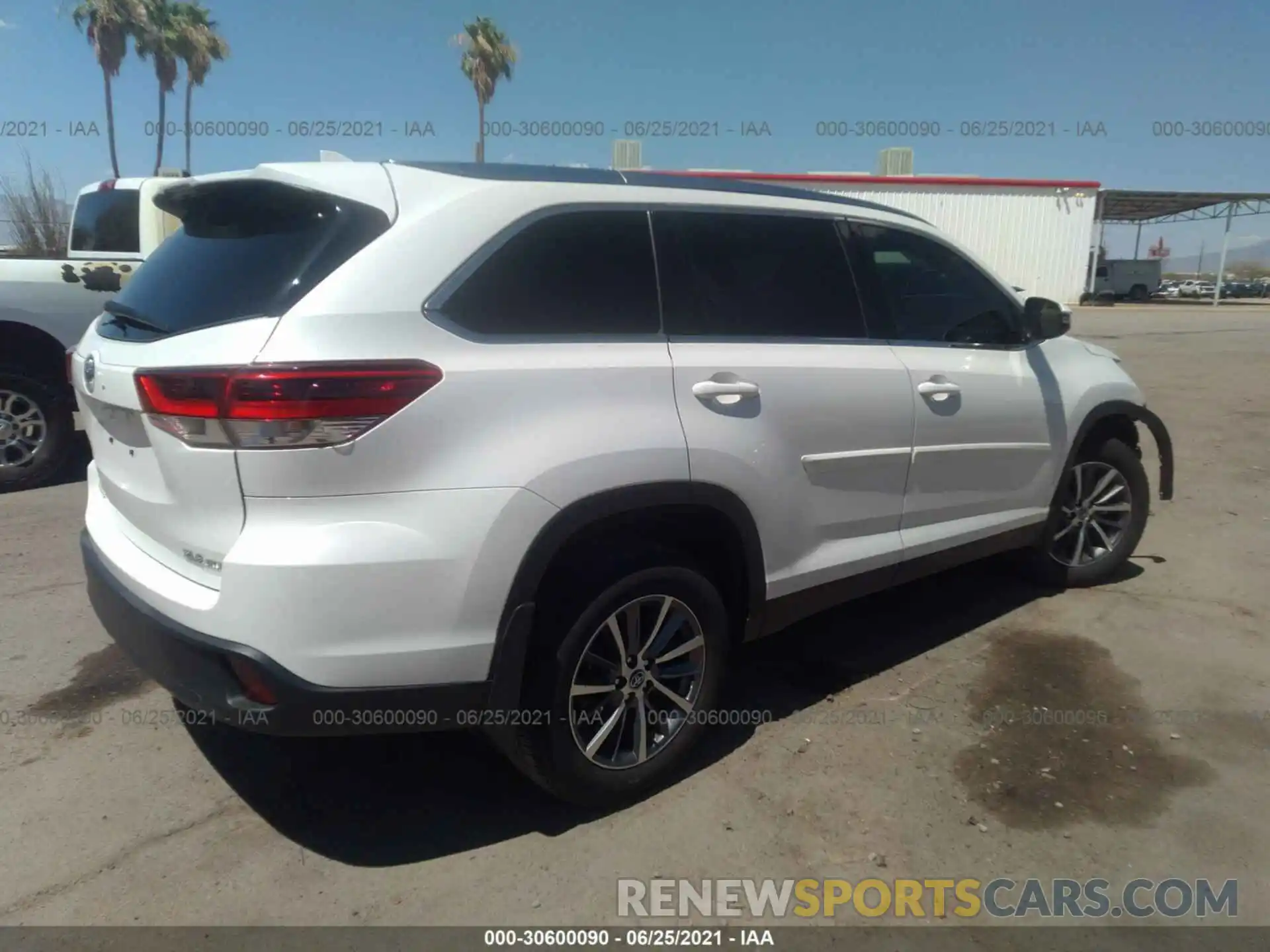 4 Photograph of a damaged car 5TDJZRFH5KS574718 TOYOTA HIGHLANDER 2019