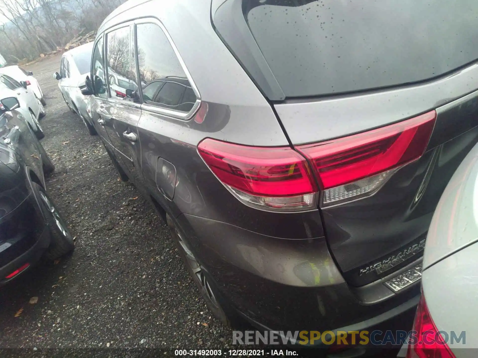 3 Photograph of a damaged car 5TDJZRFH5KS576274 TOYOTA HIGHLANDER 2019