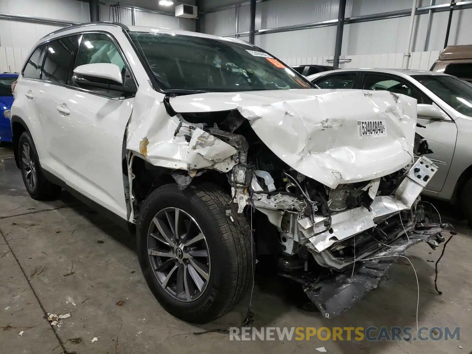 1 Photograph of a damaged car 5TDJZRFH5KS576792 TOYOTA HIGHLANDER 2019