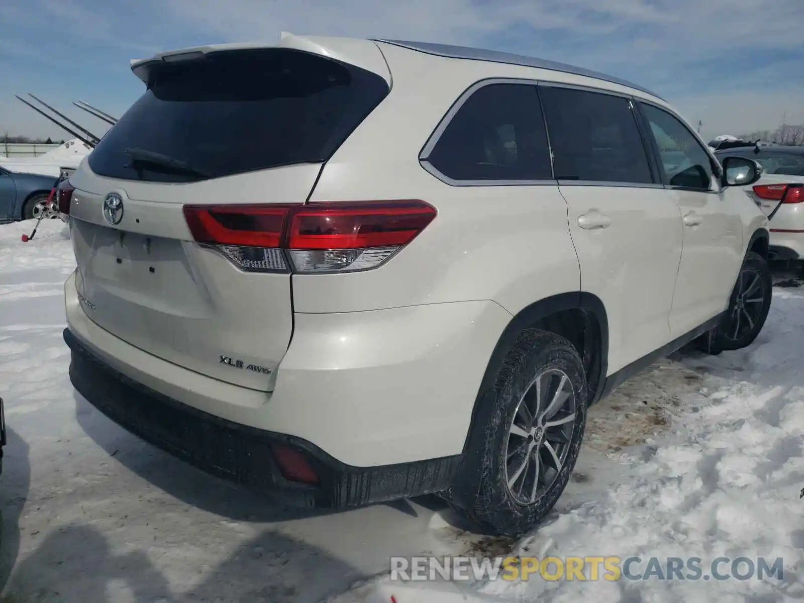 4 Photograph of a damaged car 5TDJZRFH5KS576808 TOYOTA HIGHLANDER 2019