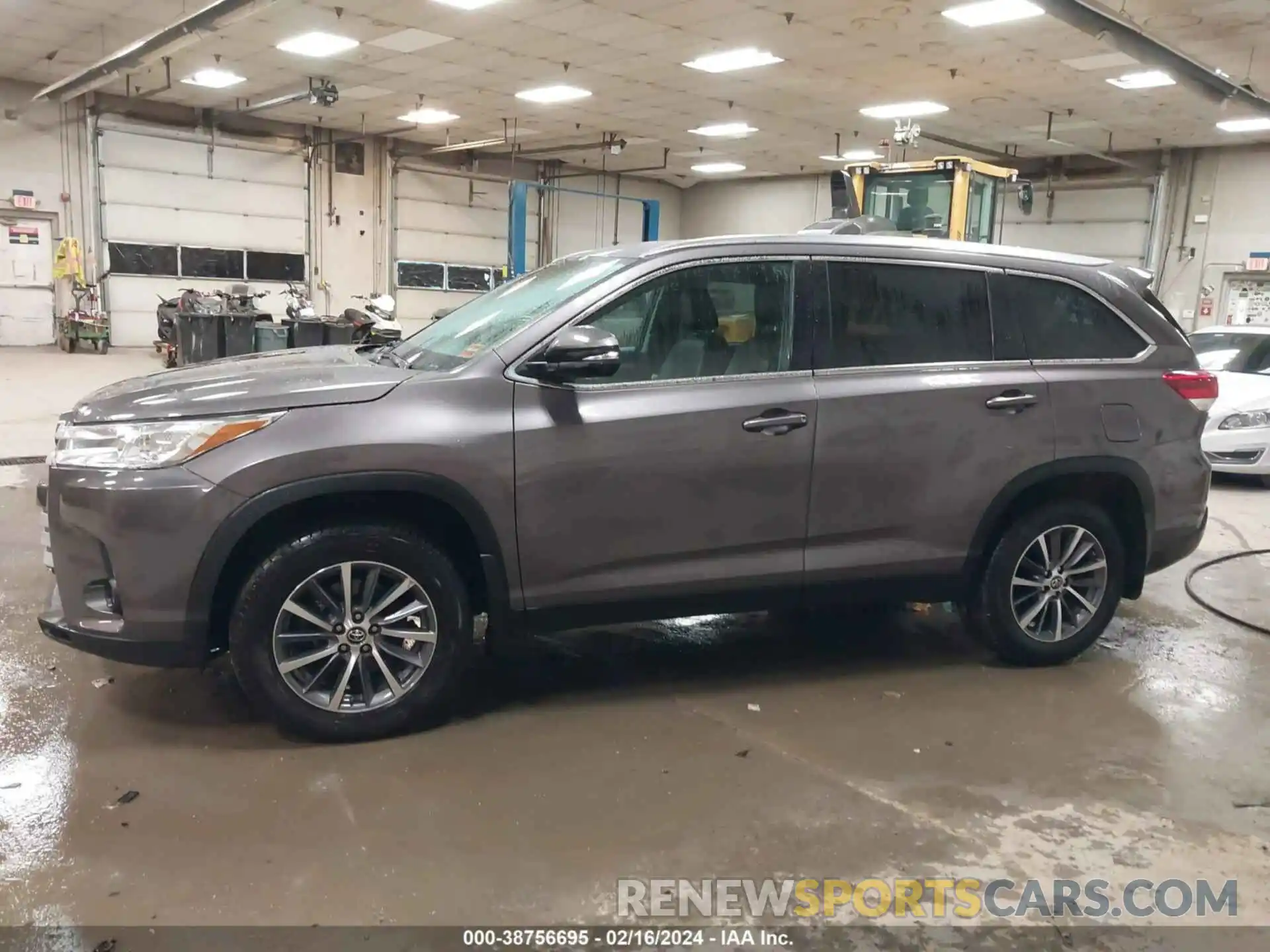 14 Photograph of a damaged car 5TDJZRFH5KS580597 TOYOTA HIGHLANDER 2019