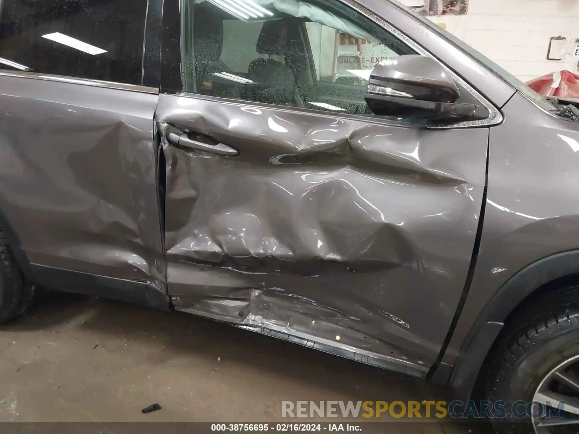 17 Photograph of a damaged car 5TDJZRFH5KS580597 TOYOTA HIGHLANDER 2019