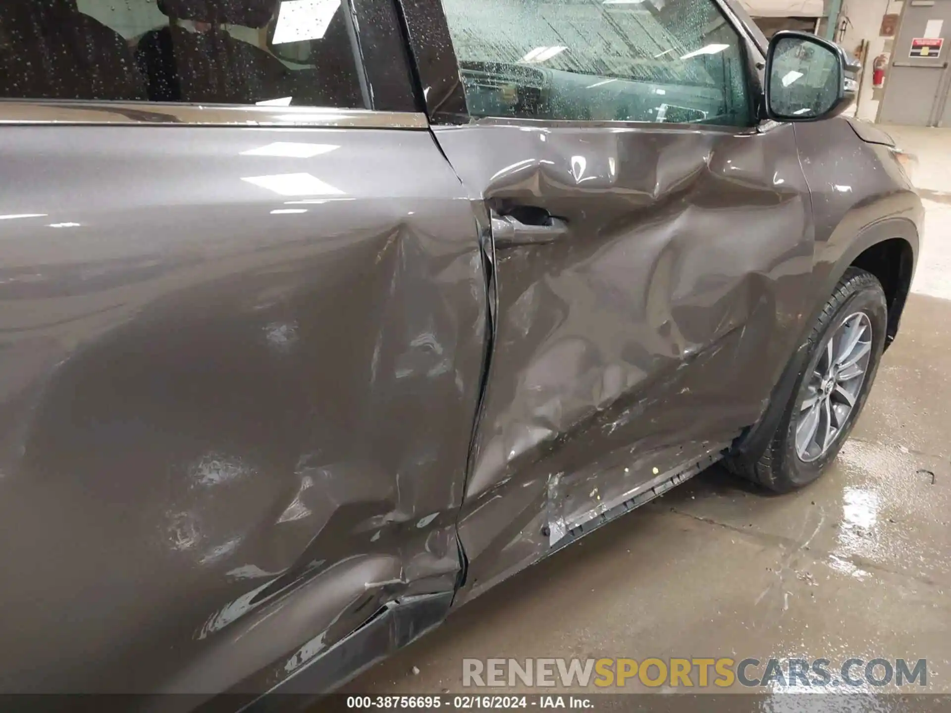 18 Photograph of a damaged car 5TDJZRFH5KS580597 TOYOTA HIGHLANDER 2019