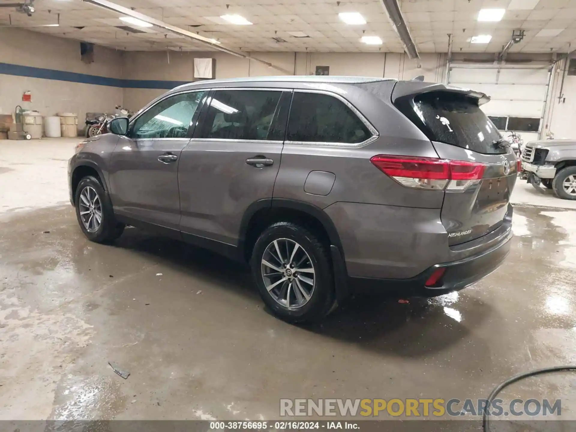 3 Photograph of a damaged car 5TDJZRFH5KS580597 TOYOTA HIGHLANDER 2019