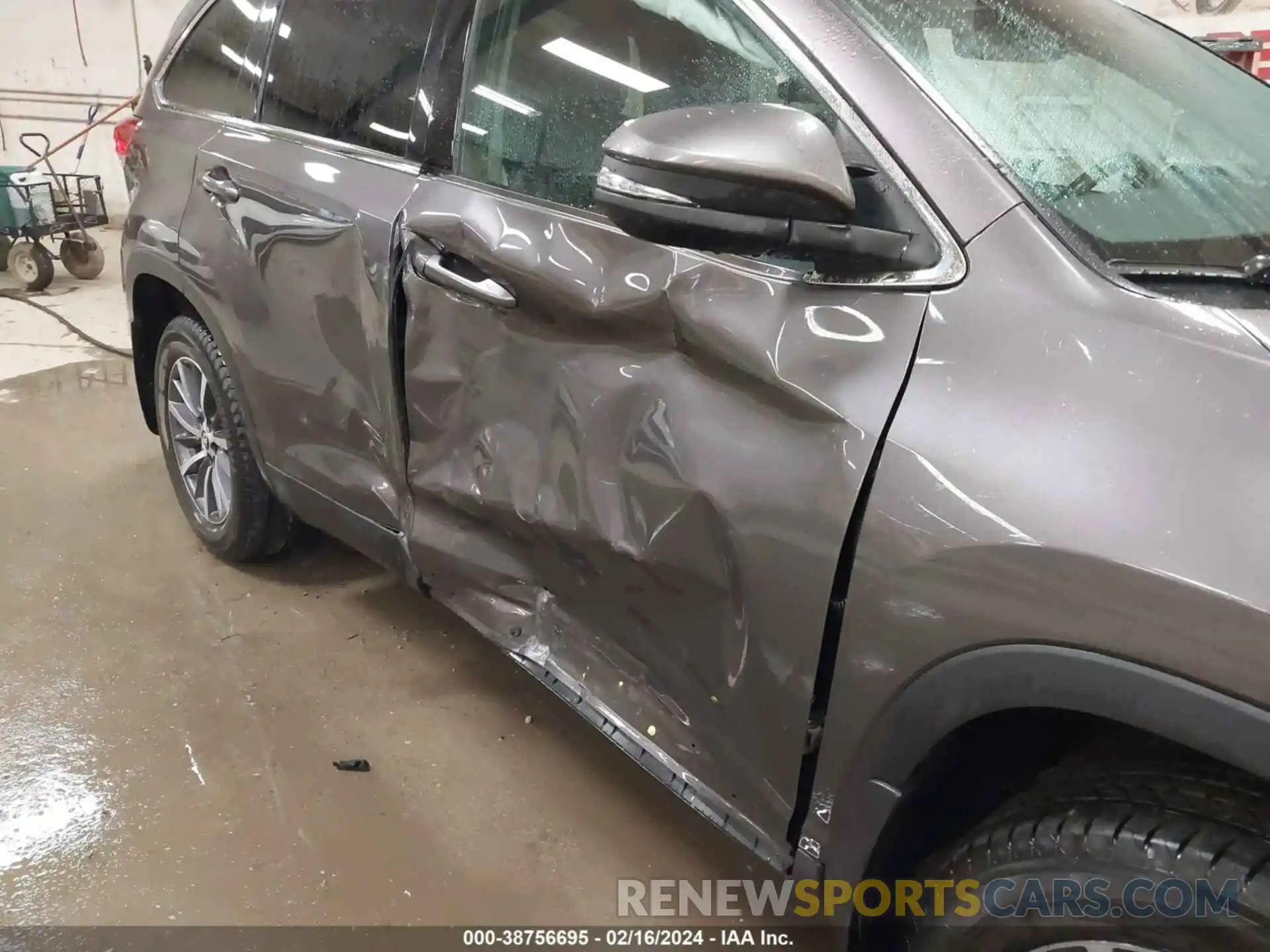 6 Photograph of a damaged car 5TDJZRFH5KS580597 TOYOTA HIGHLANDER 2019