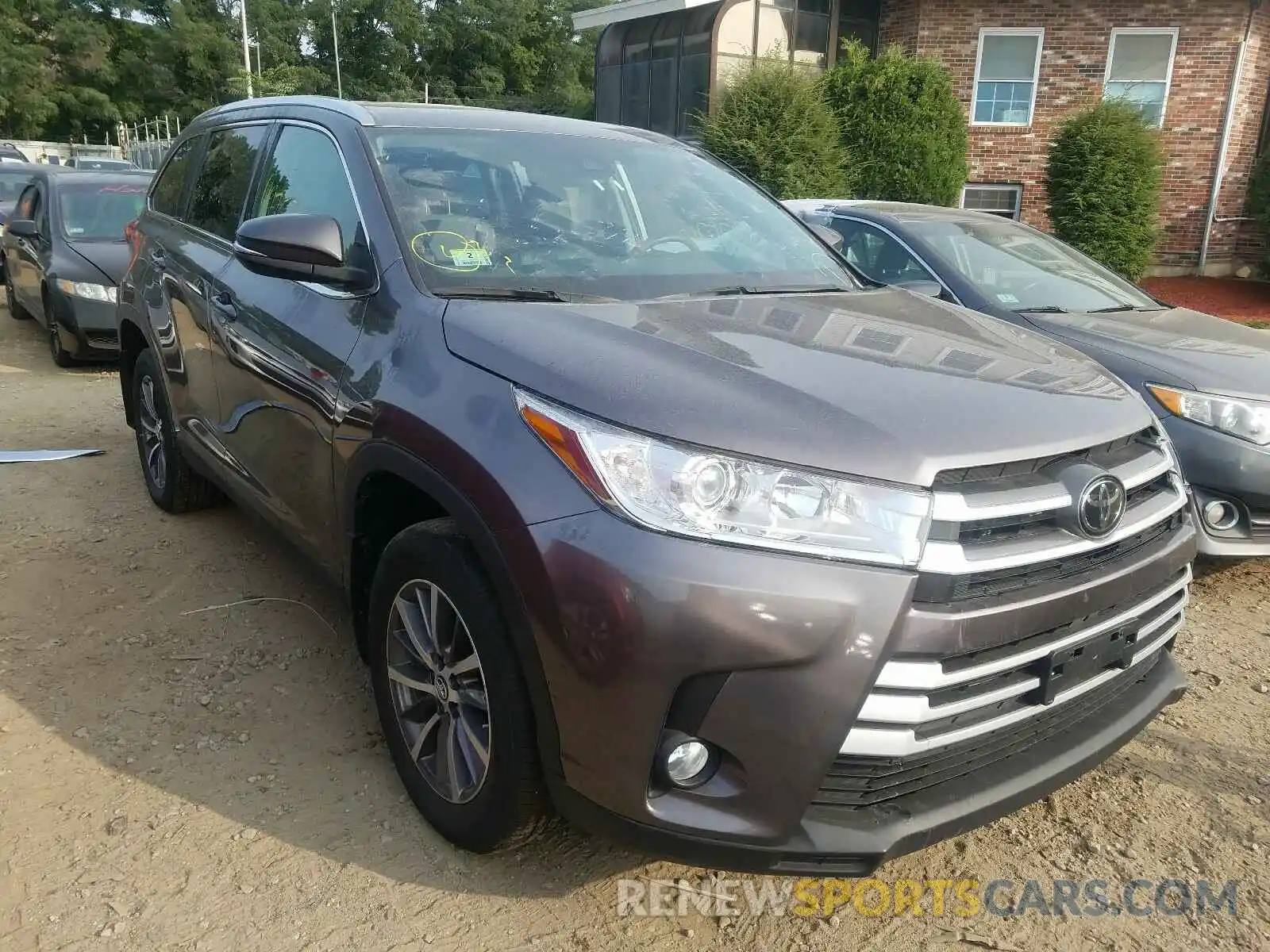 1 Photograph of a damaged car 5TDJZRFH5KS580955 TOYOTA HIGHLANDER 2019