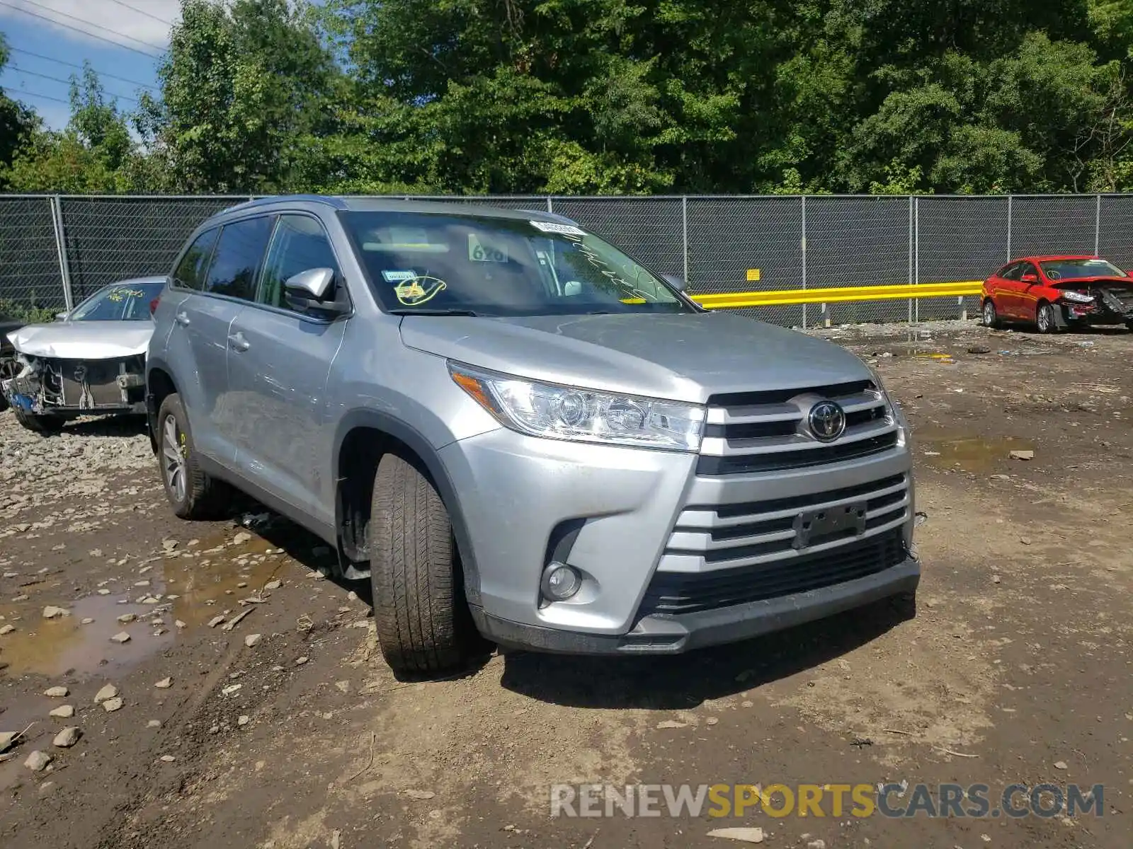 1 Photograph of a damaged car 5TDJZRFH5KS582141 TOYOTA HIGHLANDER 2019